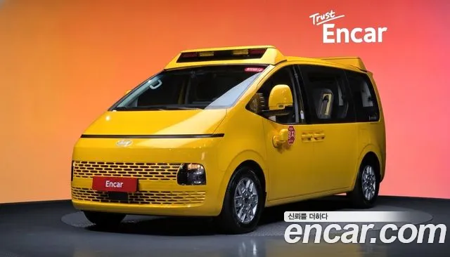 Hyundai Staria 2025 — photo 1