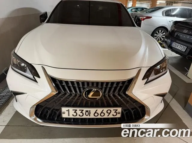 Lexus ES 2023 — photo 1