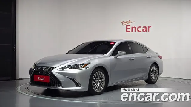Lexus ES 2019 — photo 1