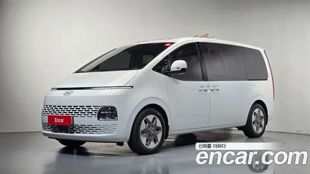 Hyundai Staria 2025 — photo 1