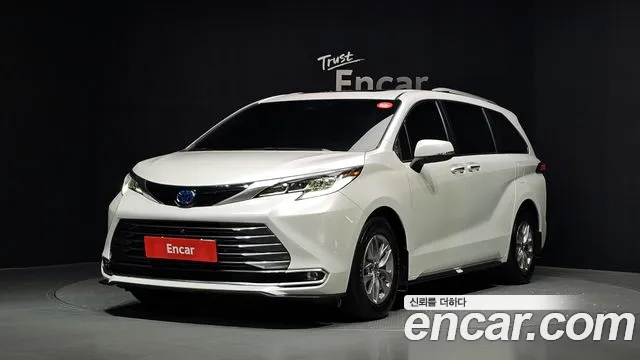 Toyota Sienna 2022 — photo 1