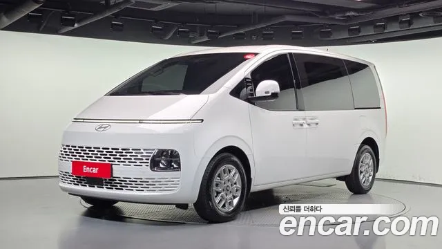 Hyundai Staria 2025 — photo 1