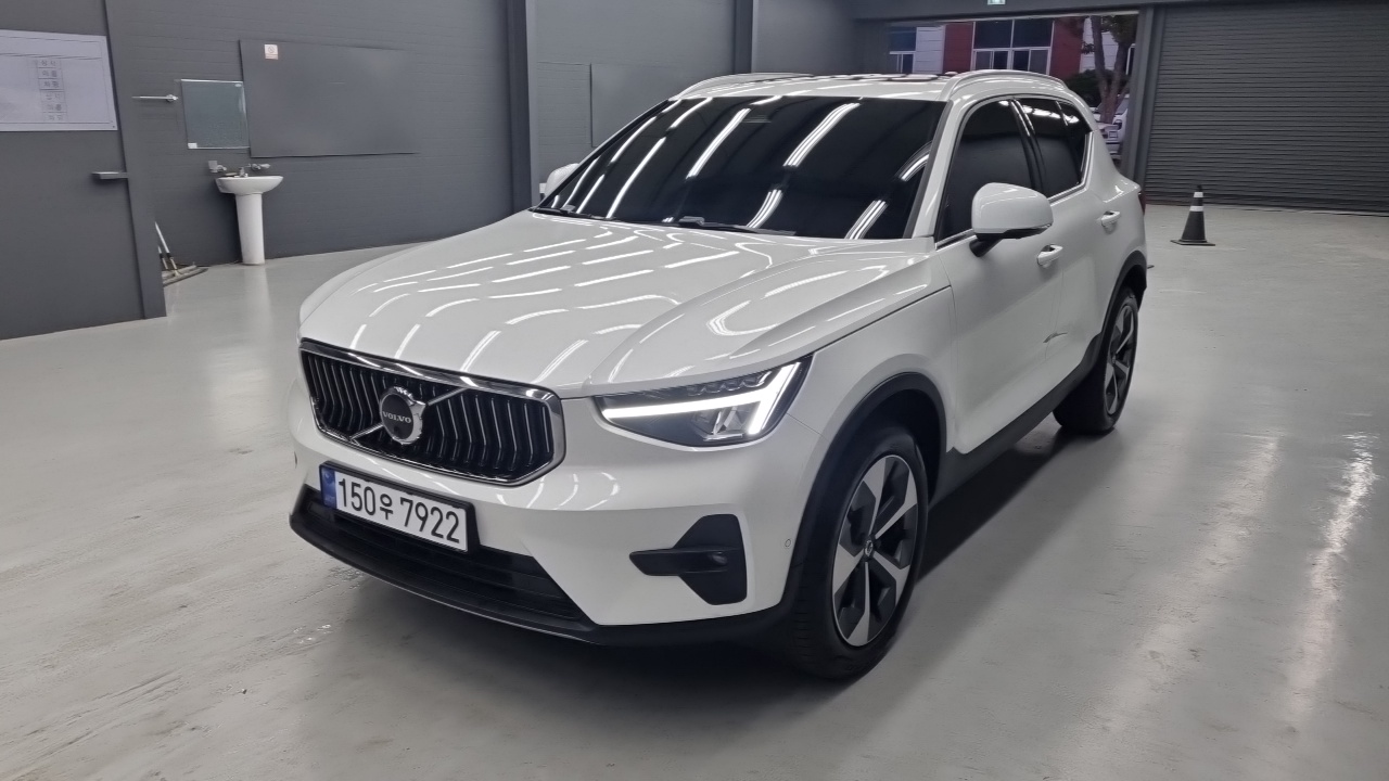 Volvo XC40 2023 — photo 1