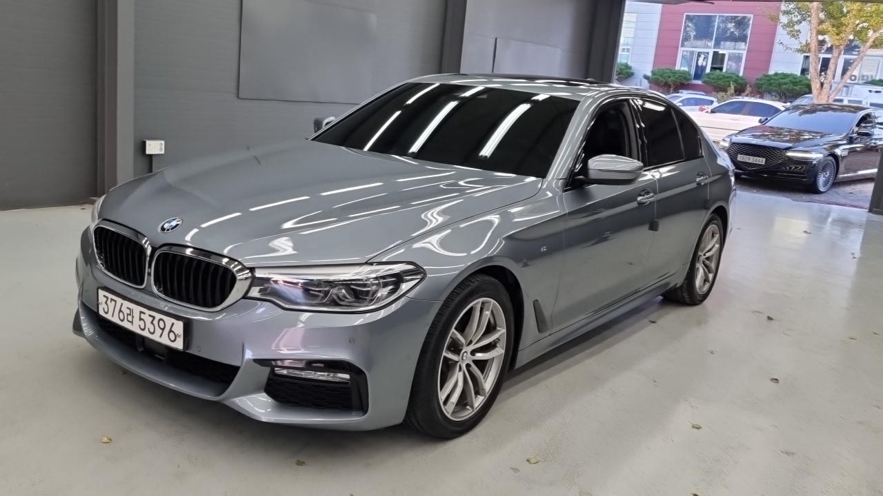 BMW 5-Series 2017 — photo 1