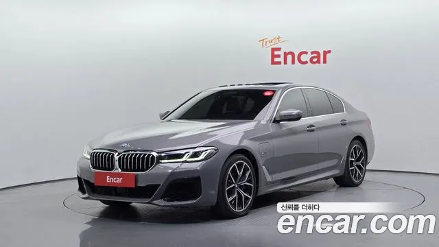 BMW 5-Series 2022 — photo 1