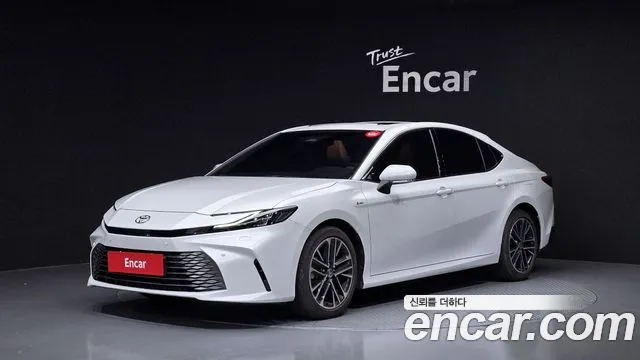 Toyota Camry 2025 — photo 1
