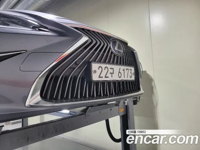 Lexus ES 2019 — photo 1