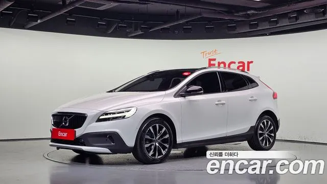 Volvo V40 2019 — photo 1
