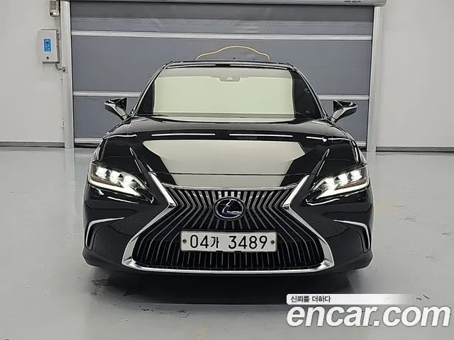 Lexus ES 2019 — photo 1
