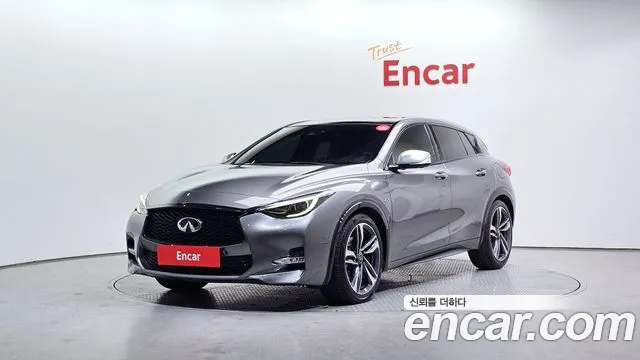 Infiniti Q30 2017 — photo 1