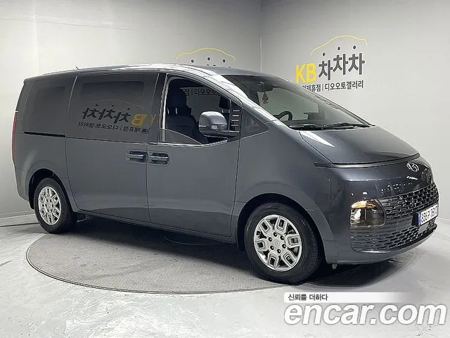 Hyundai Staria 2023 — photo 1