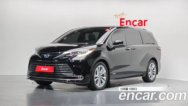 Toyota Sienna 2021 — photo 1