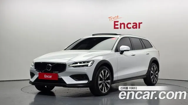 Volvo V60 2023 — photo 1