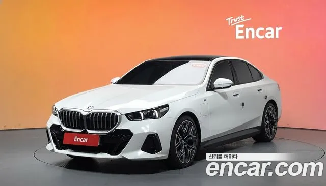 BMW 5-Series 2025 — photo 1