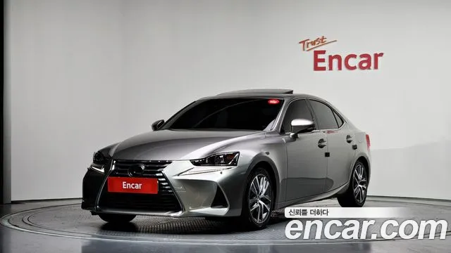 Lexus IS 2019 — photo 1