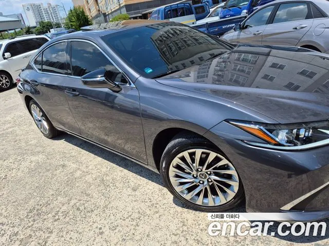 Lexus ES 2023 — photo 1