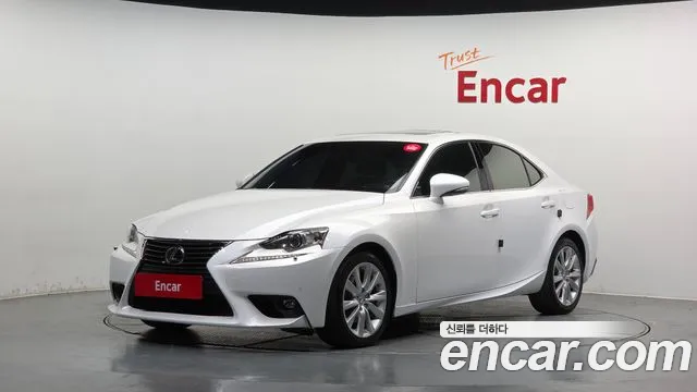 Lexus IS 2015 — photo 1