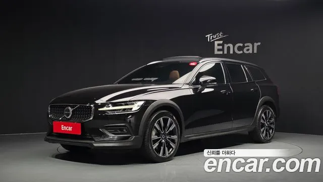 Volvo V60 2023 — photo 1
