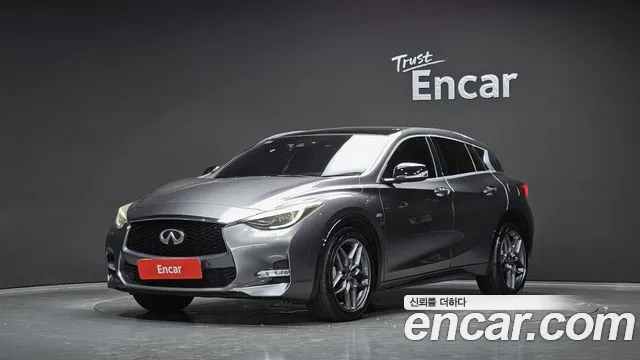 Infiniti Q30 2017 — photo 1