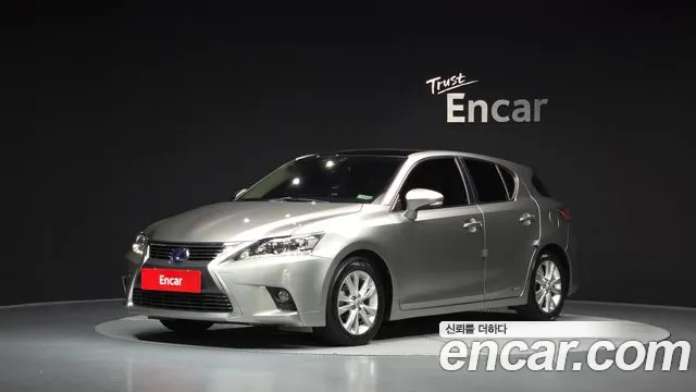 Lexus CT200h 2017 — photo 1