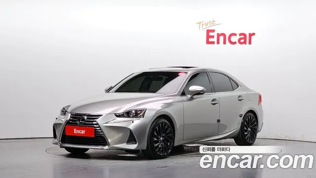Lexus IS 2019 — photo 1