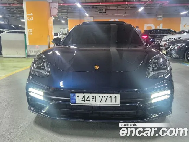 Porsche Panamera 2023 — photo 1