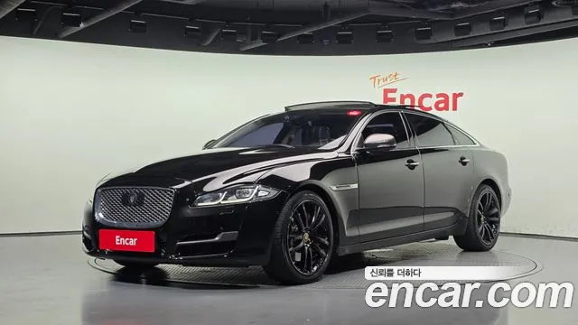 Jaguar XJ 2016 — photo 1