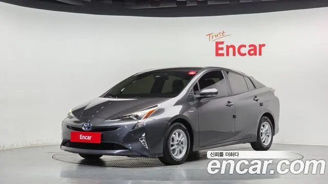 Toyota Prius 2017 — photo 1