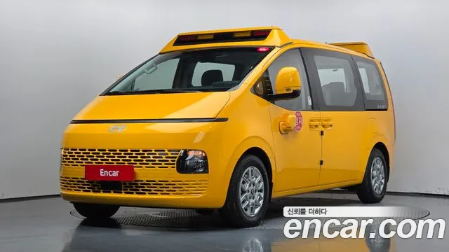 Hyundai Staria 2025 — photo 1