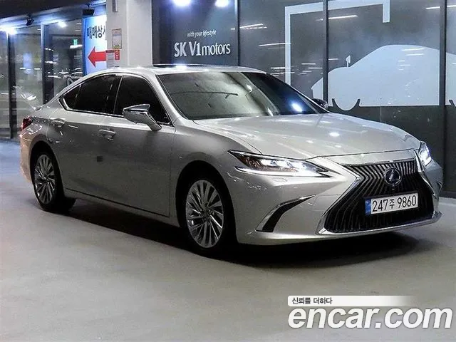 Lexus ES 2019 — photo 1