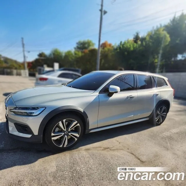 Volvo V60 2020 — photo 1