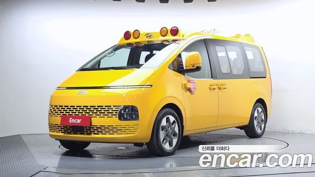 Hyundai Staria 2025 — photo 1