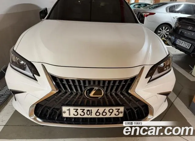 Lexus ES 2023 — photo 1