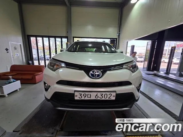 Toyota RAV4 2017 — photo 1