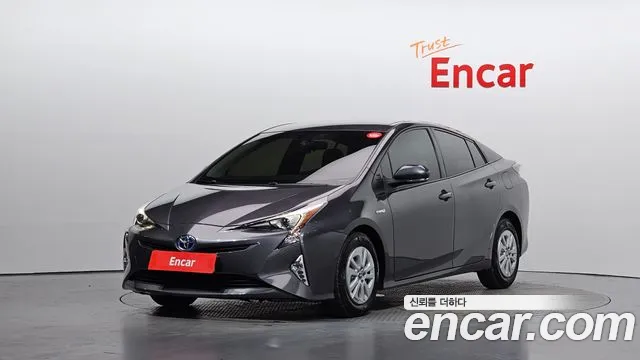 Toyota Prius 2017 — photo 1