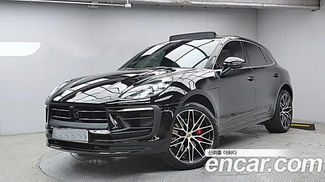 Porsche Macan 2024 — photo 1