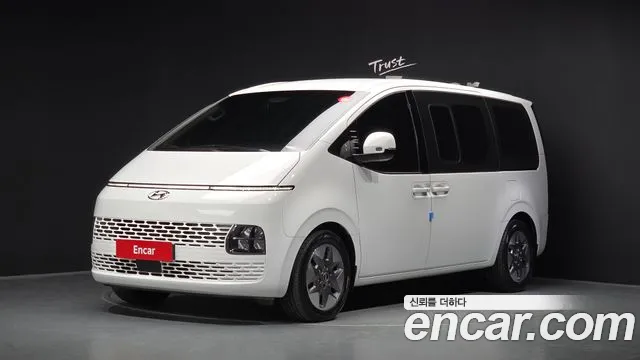 Hyundai Staria 2023 — photo 1