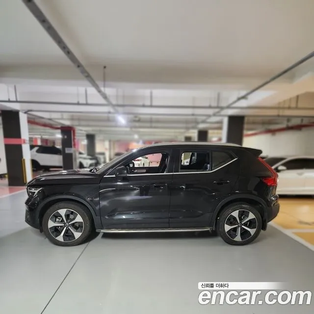 Volvo XC40 2023 — photo 1