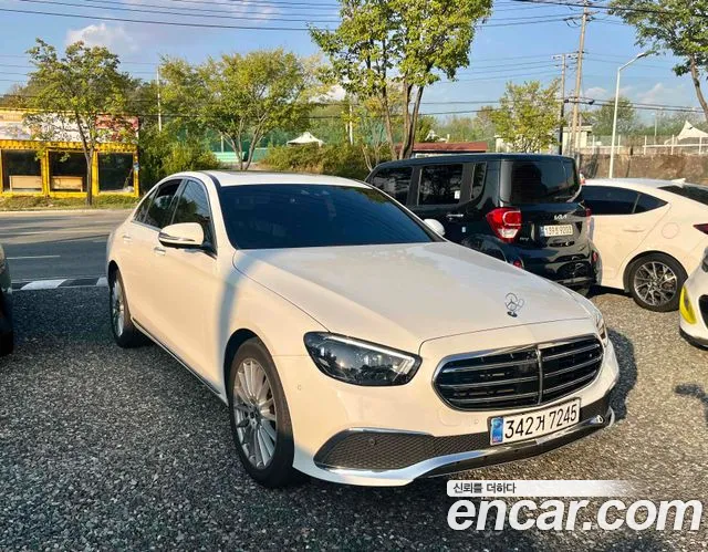 Mercedes-Benz E-Class 2023 — photo 1