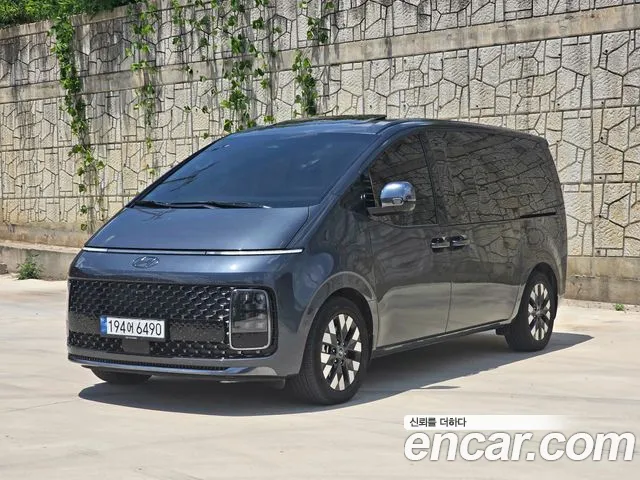 Hyundai Staria 2023 — photo 1