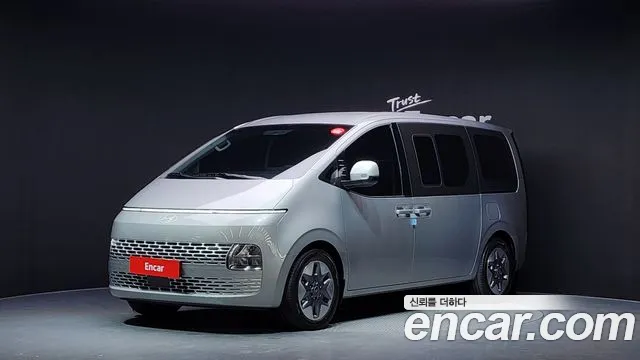 Hyundai Staria 2025 — photo 1
