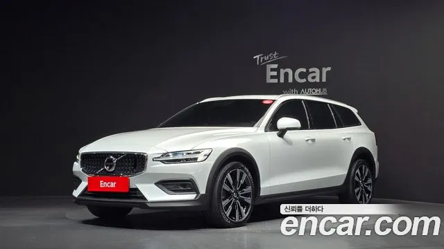 Volvo V60 2022 — photo 1