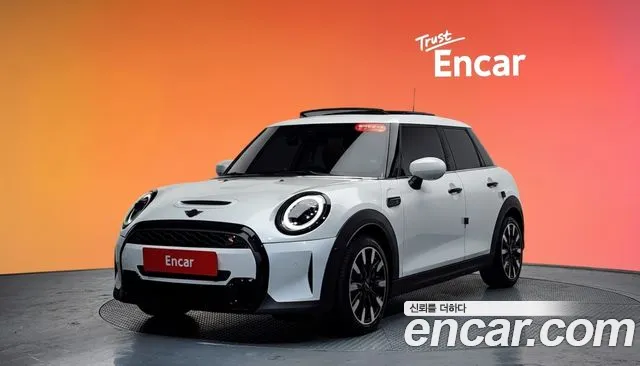 Mini Cooper 2023 — photo 1