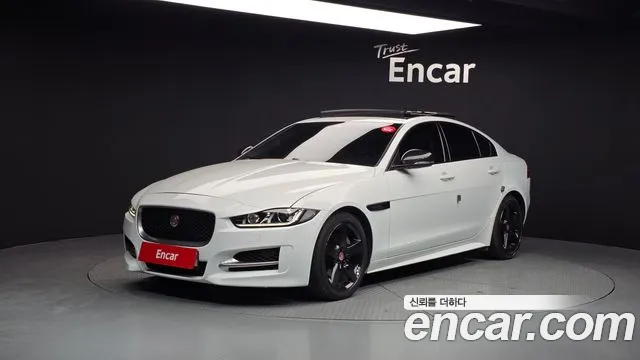 Jaguar XE 2018 — photo 1