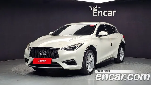 Infiniti Q30 2019 — photo 1