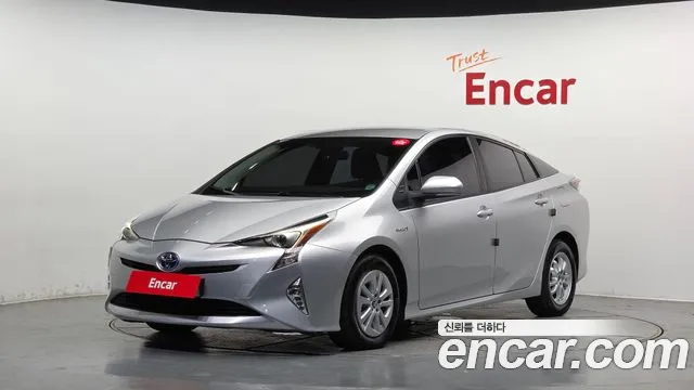 Toyota Prius 2017 — photo 1