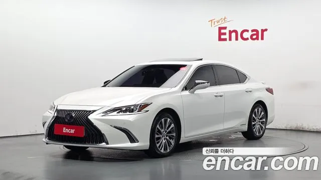 Lexus ES 2019 — photo 1