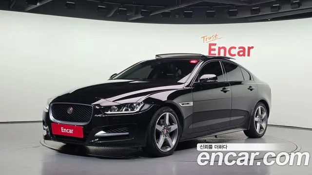 Jaguar XE 2016 — photo 1