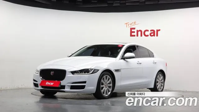 Jaguar XE 2019 — photo 1