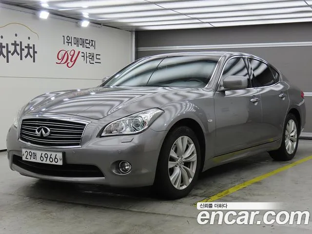 Infiniti M 2011 — photo 1